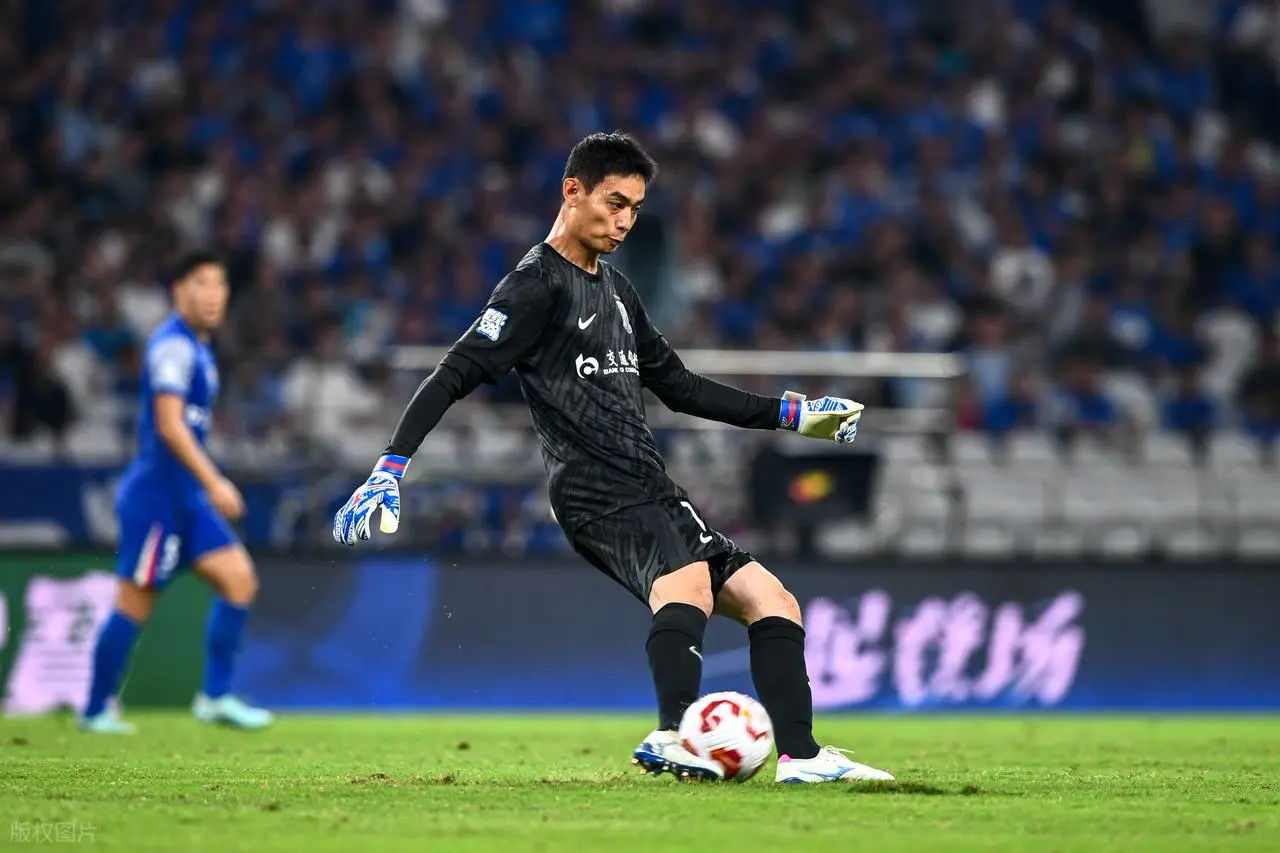  上海申花迎意甲关键赛，集结日临场应变，球迷炸锅，球队文化再被提及