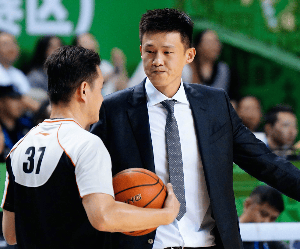 深圳男篮训练开放日；冲刺阶段主帅复盘引欢呼；NBA季后赛在即；年轻球员得到机会的简单介绍