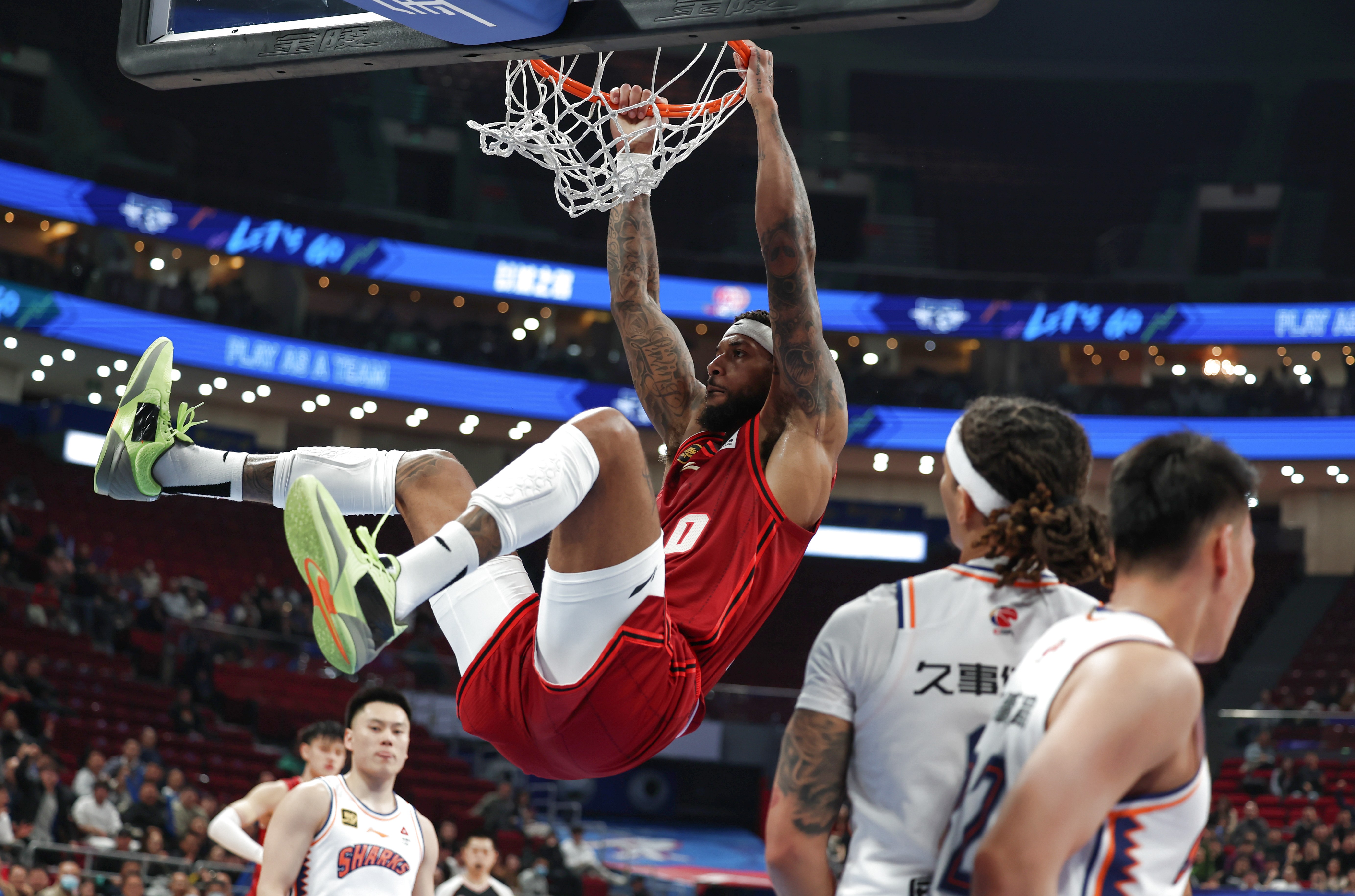 包含赛地聚焦——NBA季后赛关键时刻热度飙升，摩纳哥伤情更新，赛场秩序良好，训练强度明显提升的词条