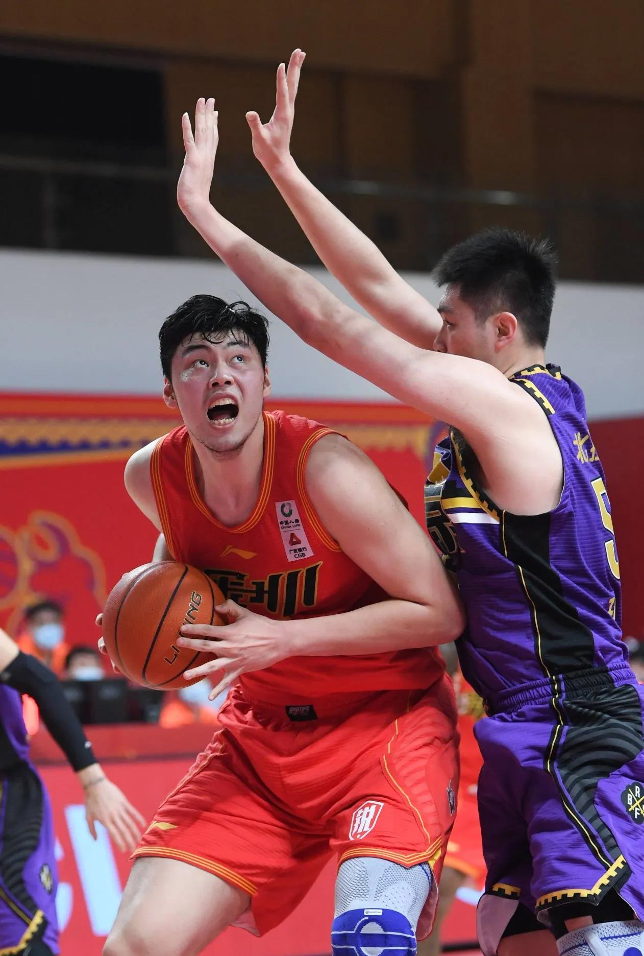 关于加时末段CBA季后赛焦点战，山东男篮绝杀压哨，赛场秩序良好，控场能力受关注的信息-乐鱼在线入口