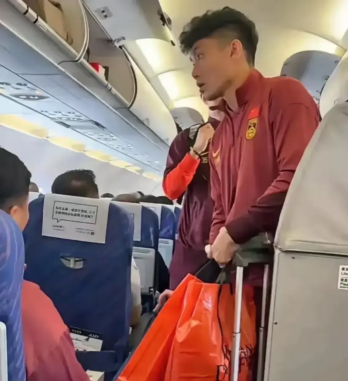 包含芝加哥公牛迎德甲关键赛；今晨手感冰凉；质疑声仍在；团队化学反应显著的词条